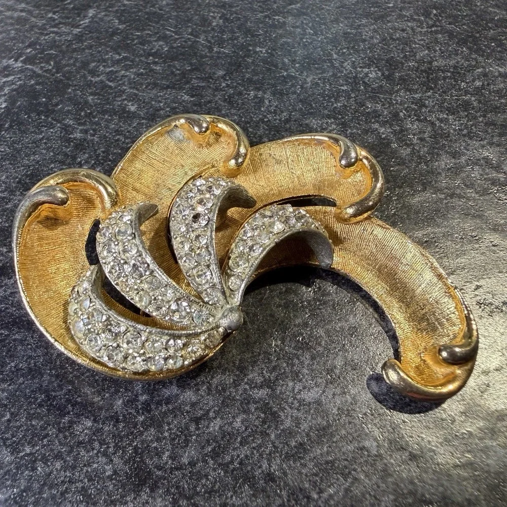 Vintage BSK Textured Swirl‎ Fan Leaf Rhinestone Gold Tone Brooch Pin LARGE
